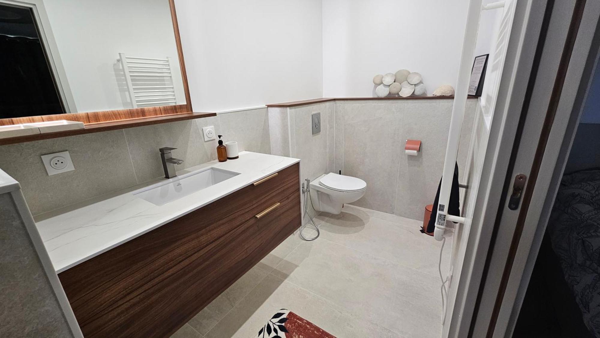 La Maison Bleue Saint-Mitre-les-Remparts Номер фото